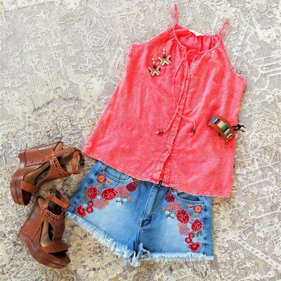 Top. Sleeveless. Coral Embroidered. Luna Moon Brand. Size Medium. - Picture 1 of 8